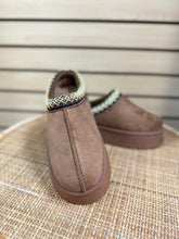 Load image into Gallery viewer, Chestnut Platform Slippers
